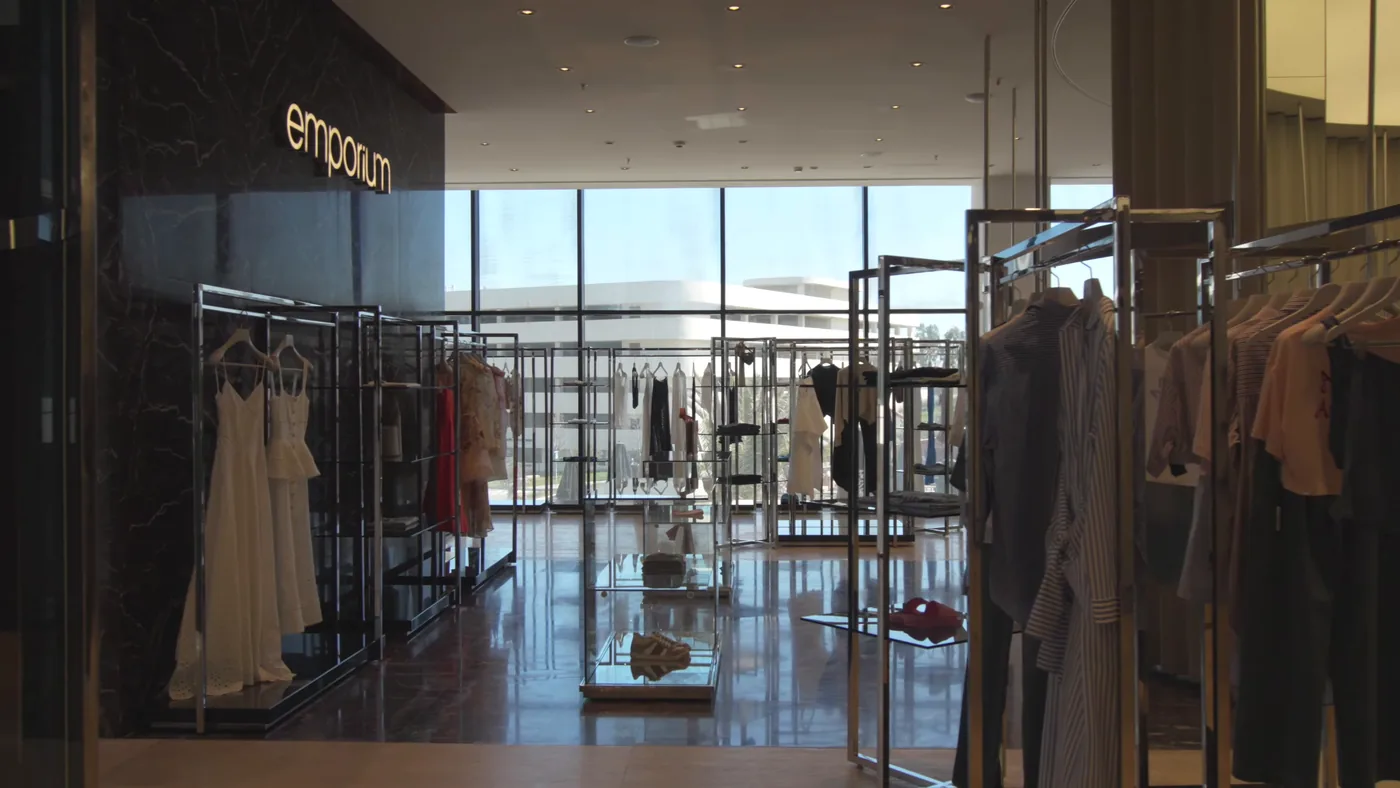 Первый этаж молла: Emporium, за стеклом — улица курорта