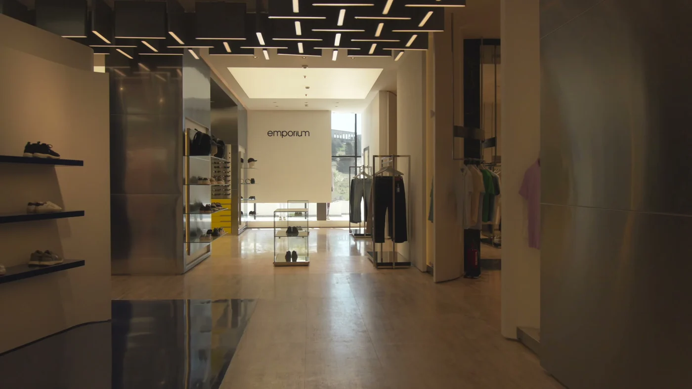 Внутри Lighthouse Mall: торговый зал соседа по моллу — универмага Emporium